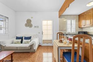 ein Wohnzimmer mit Sofa und Tisch in der Unterkunft Casa Merlin in Playa Honda