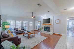 un soggiorno con divano e camino di Beautiful Home With Sunroom, Gameroom, Yard & Bbq a San Antonio
