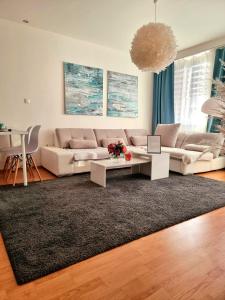 Apartment Banska - City Centre & Free Parking في بانسكا بيستريتسا: غرفة معيشة مع أريكة وطاولة