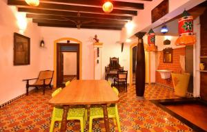 um quarto com uma mesa de madeira num quarto em Villa D Jems -A Heritage Home stay em Pondicherry