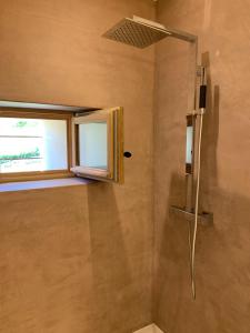 een douche in een badkamer met een raam bij Ferme de la Croix Blanche, Vercors (4 ch, 8 pers) in Méaudre