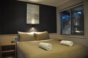 
A bed or beds in a room at Altitude Apartments
