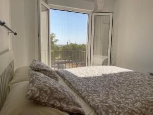 sypialnia z łóżkiem i dużym oknem w obiekcie Two bedroom Apt., Hacienda Riquelme Golf Resort w Murcji