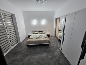 una camera con 2 letti e un armadio di Comfy & Cozy Apartment 3 a Rădăuţi