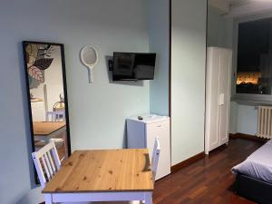 A television and/or entertainment centre at NAPOLI MOOD Il Golfo Apartments