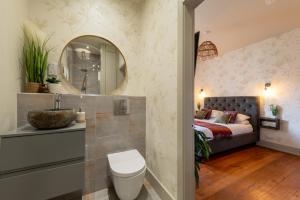 アップルビーにあるLittle Apple Cottage- Free Parking, Hot tub, Fire, Town Centreのベッドと洗面台と鏡のある寝室 +77枚の写真