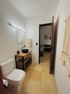 łazienka z toaletą i umywalką w obiekcie Kitesurf Oasis Maracajaú w mieście Maracajaú