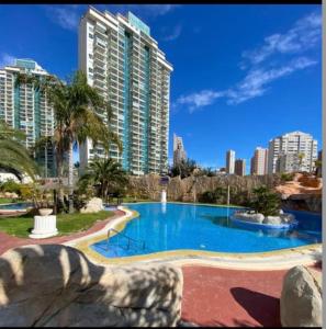 een groot zwembad in een stad met hoge gebouwen bij Atrium Beach - Cala de Villajoyosa in Villajoyosa