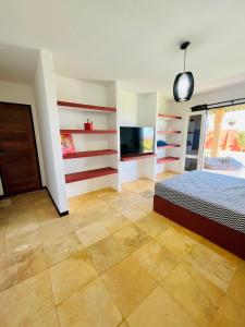 sypialnia z łóżkiem i telewizorem z płaskim ekranem w obiekcie Kitesurf Oasis Maracajaú w mieście Maracajaú