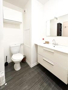 a white bathroom with a toilet and a sink at Studio#Gare Montparnasse#Galeries Lafayette#2pers. in Paris