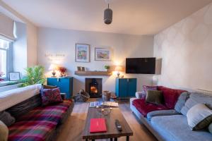 a living room with a couch and a fire place at Little Apple- Free Parking, Hot tub, Fire, Town Centre in Appleby