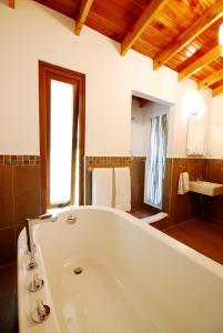 uma grande casa de banho com banheira e lavatório em tierras altas casa grande em Bambito