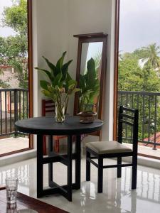 - Balcón con mesa, 2 sillas y espejo en Spacious 2 Bed Room Apartment en Matara