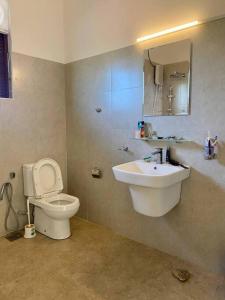 y baño con aseo y lavamanos. en Spacious 2 Bed Room Apartment en Matara