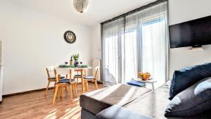 - un salon avec un canapé et une table dans l'établissement Blue Lagoon in city center - apartmani-nsmilos, à Novi Sad