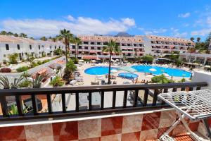 widok na basen z balkonu ośrodka w obiekcie Parque Santiago I 242 by Tenerife Rental and Sales w Playa de las Americas