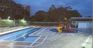 una piscina con tobogán y un parque infantil en Hermoso apartamento con excelente ubicación, en Ibagué