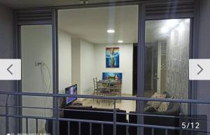 einen Balkon mit Blick auf ein Wohnzimmer in der Unterkunft Hermoso apartamento con excelente ubicación in Ibagué