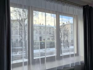 ventana con vistas a un edificio en Apartamenty Centrum- Wojska Polskiego en Słupsk