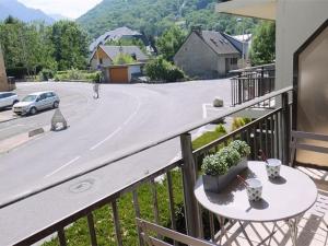 a balcony with a table and a view of a street at Appartement Saint-Lary-Soulan, 1 pièce, 5 personnes - FR-1-457-221 in Saint-Lary-Soulan