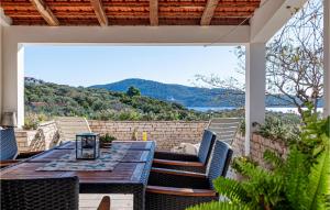 una mesa y sillas en un patio con vistas en 2 Bedroom Stunning Home In Vela Luka en Vela Luka
