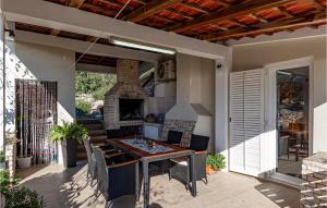 un patio con mesa y chimenea en 2 Bedroom Stunning Home In Vela Luka en Vela Luka