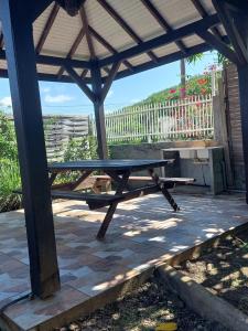 沃克蘭的住宿－La villa du manguier，天井凉亭下的野餐桌