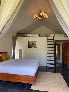 Un pat sau paturi într-o cameră la The Cliff Resort Pokhara Kushma