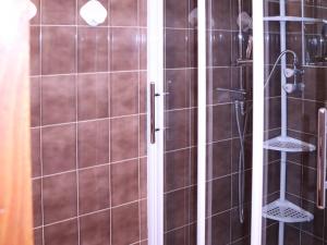 a bathroom with a shower with brown tiles at Appartement Les Orres, 3 pièces, 6 personnes - FR-1-322-532 in Les Orres