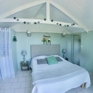 ein Schlafzimmer mit einem großen weißen Bett in einem Zimmer in der Unterkunft Résidence île de beauté in Propriano