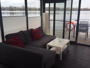 a living room with a couch and a table at FLOATING 44 Xanten _ Haustiere moe in Xanten