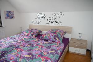 a bedroom with a bed and a sign that reads used dreams at Ferienhaus Mitteldeich in Butjadingen +5 photos