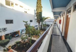 un balcon vide d'un bâtiment avec des arbres et des plantes dans l'établissement Résidence Mer et soleil, à Agadir