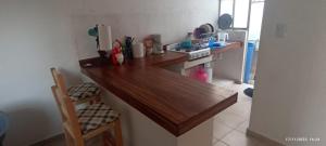 een keuken met een houten aanrecht in een kamer bij ZIHUA TAANAJ in Zihuatanejo