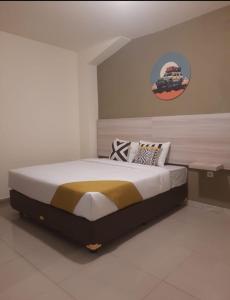 Säng eller sängar i ett rum på Zester Hotel Sidoarjo