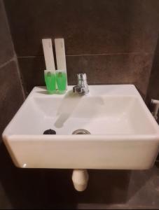 Ett badrum på Zester Hotel Sidoarjo