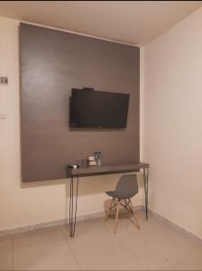 TV a/nebo společenská místnost v ubytování Zester Hotel Sidoarjo