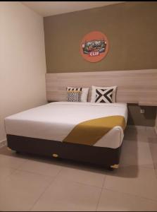 Cama ou camas em um quarto em Zester Hotel Sidoarjo