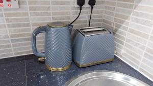 einen Toaster und einen Toaster auf einer Theke in der Unterkunft Eurostar City Apartments in London