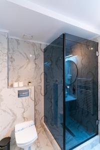 eine Dusche mit Glastür im Bad in der Unterkunft Hotel Luxor in Medgidia