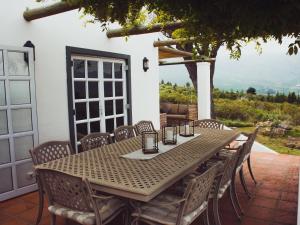 una mesa de madera y sillas en un patio en The Oaks Tulbagh, en Tulbagh