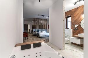 uma casa de banho com banheira e uma sala de estar em Hotel Luxor em Medgidia