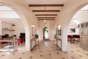 a hallway with an archway in a kitchen and a dining room at Resort Capalbio in Capalbio