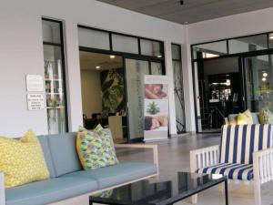 vestíbulo con sofá, 2 sillas y mesa en The Blyde Lagoon, Pretoria en Pretoria