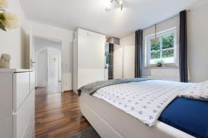 a bedroom with a bed and a window at Connys Ferienwohnungen Sonne in Winsen Aller