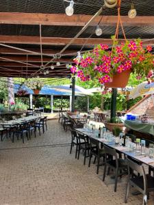 un patio con tavoli e sedie con fiori di Podere La Miniera Relax & Food a Siena