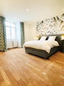 um quarto com uma cama e piso em madeira em REIMS CATHEDRALE LUXURIOUS PROPERTY em Reims