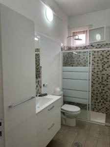 uma casa de banho branca com um WC e um chuveiro em Finca la Gaviota - Terazza em Icod de los Vinos