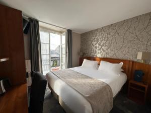 a bedroom with a large bed and a window at Timhotel Montmartre in Paris