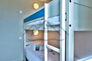 Łóżko lub łóżka w pokoju w obiekcie LocaLise - A06 - Entièrement de plain-pied avec petite vue mer - Donnant sur la piscine et le jardin - wifi inclus - draps inclus -